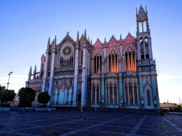 1280px-Fachada_lateral_del_Templo_Expiatorio